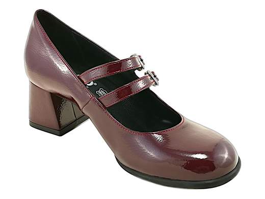Décolleté IGI&CO 8695911 Fabiana in vernice naplack con doppio cinturino e tacco a blocco. Eleganti, comode e 100% Made in Italy.<br /><br />Le décolleté IGI&CO 8695911 Fabiana sono la perfetta combinazione di eleganza e comfort. Realizzate in morbida vernice naplack, si distinguono per i due cinturini regolabili con fibbie che abbracciano delicatamente il piede, assicurando stabilità e una camminata disinvolta.<br /><br />Il sottopiede in pelle imbottito regala una piacevole sensazione di morbidezza, mentre il tacco a blocco da 5,5 cm e la suola in gomma antiscivolo garantiscono sicurezza e comodità per tutta la giornata.<br /><br />Ideali per l’ufficio, un aperitivo o una serata elegante, queste décolleté sono l’alleato perfetto per chi ama lo stile raffinato senza sacrificare il benessere del piede.<br />Ovviamente Made in Italy — perché l’eleganza autentica nasce solo da mani italiane.<br /><br />Non lasciartele sfuggire: indossale e senti la differenza a ogni passo!