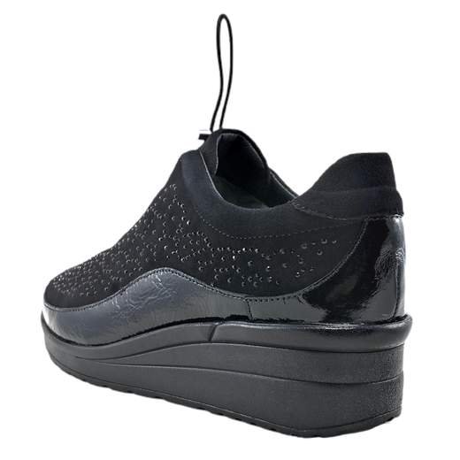 Scopri il mocassino da donna Susimoda 80920/102! Questo mocassino è progettato pensando al massimo comfort e allo stile. La tomaia in morbido camoscio è impreziosita da perline in tinta e un inserto di naplak lucido, conferendo un tocco di eleganza al tuo look. Dotato di lacci elastici per una regolazione ottimale, assicura una calzata comoda e aderente. Il sottopiede estraibile in pelle con imbottitura garantisce un comfort imbattibile, mentre il fondo zeppa di 4,5 cm extra leggero offre una piacevole sensazione di leggerezza ad ogni passo. Aggiungi un tocco di comfort e stile al tuo guardaroba con questo mocassino Susimoda!