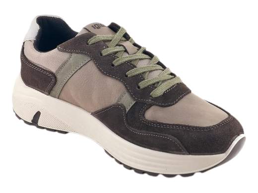 Sneakers uomo in pelle bicolore, leggere e ammortizzate, ideali per camminare a lungo con comfort e stile casual raffinato.<br /><br />Queste sneakers da uomo sono pensate per chi cerca comfort prolungato, leggerezza e uno stile casual curato, perfetto per l’uso quotidiano. La tomaia è realizzata in pelle bicolore scamosciata color caffè abbinata a nabuk tortora, una combinazione elegante e moderna che si adatta facilmente a diversi outfit urbani e informali.<br /><br />La calzata risulta comoda e confortevole fin dal primo utilizzo, grazie alla soletta estraibile in pelle memory foam, che assicura ammortizzazione, sostegno e una sensazione di benessere costante anche dopo molte ore. La chiusura con lacci a 6 fori permette una regolazione precisa e stabile, adattandosi a diverse forme del piede.<br /><br />Il vero punto di forza è il fondo running in poliuretano alto 4 cm, progettato per offrire leggerezza, flessibilità e un’elevata capacità ammortizzante. La forma sportiva del fondo favorisce una naturale proiezione del peso in avanti, rendendo queste sneakers particolarmente adatte a lunghe camminate, spostamenti urbani e utilizzo prolungato durante la giornata.<br /><br />Versatili, pratiche e confortevoli, sono ideali per un uso casual quotidiano, dal lavoro informale al tempo libero, senza rinunciare alla qualità e alla cura dei dettagli.<br />Sceglile ora se cerchi una sneaker affidabile, comoda e pronta a seguirti tutto il giorno.<br />Made in Italy.