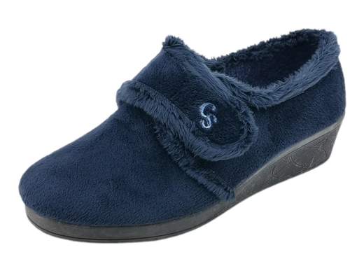 Pantofole donna CINZIA Soft in velluto con bordo in pelliccia, chiusura a strappo e zeppa da 4 cm. Calde, comode e chic. Scoprile su Laporta Calzature! <br /><br />Le pantofole CINZIA Soft IEA3801 non sono solo per casa, sono un abbraccio per i tuoi piedi! Realizzate in velluto con un elegante bordo in pelliccia, hanno un design a mocassino con pratica chiusura a strappo per una calzata perfetta. <br />L’interno in tessuto spesso e caldo è una coccola, soprattutto per chi ha sempre i piedi freddi. <br />E non è finita qui: la zeppa di 4 cm ti regala quel tocco di altezza e la suola in gomma naturale antiscivolo è ideale anche per una rapida uscita all’esterno. <br />Con queste pantofole, stile e comfort vanno a braccetto. Scoprile su Laporta Calzature e fai felici i tuoi piedi!