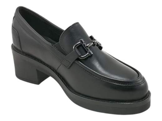 Scopri i Mocassini Donna CINZIA Soft IV9822375Z in pelle con accessorio in metallo e tacco a blocco, comodi e versatili, su Laporta Calzature. Acquista ora!<br /><br />I Mocassini Donna CINZIA Soft IV9822375Z, disponibili su Laporta Calzature, sono il mix perfetto di eleganza e comfort, con un pizzico di stile che non guasta mai. <br />Realizzati in morbida pelle con fodera in tessuto, sono arricchiti da un grazioso accessorio in metallo che aggiunge un tocco glamour al tuo look. <br />Il plantare imbottito in pelle ti farà sentire come se stessi camminando su una nuvola, mentre il fondo in gomma antiscivolo con tacco a blocco di 4,5 cm ti garantirà stabilità e sicurezza in ogni situazione. <br />Che tu stia correndo in ufficio o sfoggiando un look sportivo, questi mocassini sono perfetti per affrontare la giornata con stile. <br />Non perdere tempo: regalati un po' di comfort chic, acquista ora su Laporta Calzature!