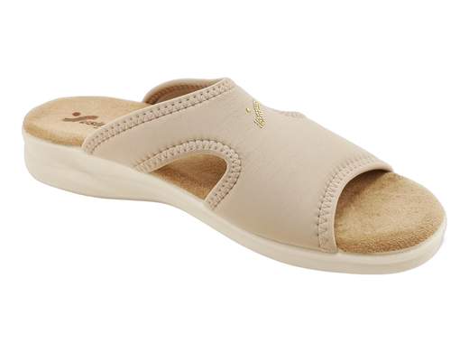 Ciabatte Susimoda donna leggere e confortevoli con fascia in lycra elasticizzata e zeppa comoda. Made in Italy, perfette per casa e tempo libero.<br /><br />Le ciabatte Susimoda 1969/130 sono il perfetto mix tra comodità e stile senza sforzo. La fascia in lycra elasticizzata avvolge il piede con delicatezza e si adatta alla forma senza stringere, mentre il logo in borchiette dorate aggiunge quel tocco chic che non guasta mai, nemmeno tra divano e cucina.<br /><br />Il sottopiede imbottito in tessuto antiscivolo e antisudore è pensato per darti comfort per tutto il giorno, anche nelle stagioni più calde. La zeppa leggera di 3 cm in poliuretano ti accompagna con una camminata morbida e stabile, ideale per la casa, il terrazzo o una passeggiata veloce.<br /><br />Super pratiche, leggere e curate nei dettagli, sono una scelta furba per chi vuole comodità… senza rinunciare a un pizzico di stile. E naturalmente, sono Made in Italy: qualità che si sente ad ogni passo.<br /><br />Vuoi metterle ai piedi e non toglierle più? Allora è il momento giusto per provarle!