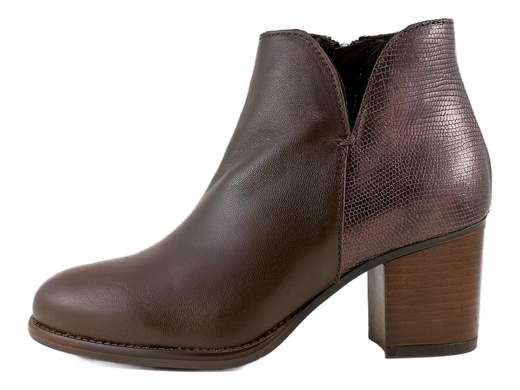 Tronchetti IGI&CO donna in pelle testa di moro con tacco a blocco. Eleganti, comodi e Made in Italy, perfetti per ufficio e sera.<br /><br />Questi tronchetti IGI&CO rappresentano l’equilibrio ideale tra eleganza, comfort e carattere. La tomaia combina la pelle liscia sul davanti con una raffinata pelle stampata effetto rettile sul tallone, creando un contrasto sofisticato che valorizza ogni outfit.<br /><br />La fodera interamente in pelle e la soletta imbottita accompagnano il piede con una sensazione di morbidezza costante, rendendo la calzata sorprendentemente confortevole anche con il tacco. Il tacco a blocco da 6 cm offre stabilità e sicurezza, ideale per affrontare la giornata senza rinunciare allo stile.<br /><br />La suola in gomma antiscivolo garantisce una camminata sicura, mentre il design pulito ed elegante rende questi tronchetti perfetti sia per contesti professionali sia per le uscite serali. Un modello versatile, raffinato e affidabile, espressione autentica del Made in Italy firmato IGI&CO.