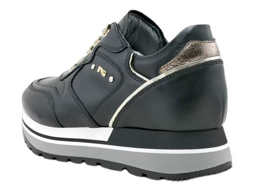 Scopri l'eccellenza italiana con la sneaker da donna NeroGiardini I308330D. Realizzata interamente in pelle, presenta un particolare accessorio logato per un tocco di stile. Il sottopiede in pelle estraibile DryGo assorbe l'umidità, garantendo comfort e benessere durante tutto il giorno. Con un moderno fondo platform alto 4 cm, questa sneaker unisce moda e funzionalità per un look irresistibile. Prova l'arte artigianale italiana ad ogni passo. Acquista ora e vivi l'eleganza Made in Italy.