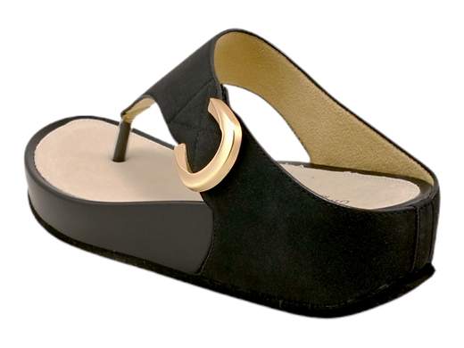 Ciabatta infradito donna Grunland CI 2578 C9DIRA con zeppa 4 cm, fascia regolabile a strappo e sottopiede in pelle imbottito. Comfort e leggerezza.<br /><br />Le ciabatte infradito donna Grunland CI 2578 C9DIRA uniscono praticità e stile in un mix che rende ogni passo più leggero. La tomaia in ecopelle, impreziosita da un elegante accessorio dorato, dona un tocco raffinato a una calzatura pensata per l’uso quotidiano.<br /><br />La fascia che avvolge il piede è regolabile a strappo, così puoi adattare la calzata in un attimo, senza compromessi sulla comodità. Il sottopiede in pelle imbottito accompagna la camminata con morbidezza, trasformando anche le giornate più intense in esperienze leggere.<br /><br />La zeppa di 4 cm, ultraleggera e con suola antiscivolo, garantisce stabilità e agilità in ogni situazione: dal tempo libero alle vacanze estive, queste ciabatte sono sempre la scelta giusta.<br /><br />Con Grunland ai piedi, la comodità è assicurata e lo stile non manca mai.<br /><br />Scoprile subito e lasciati conquistare dal comfort intelligente!