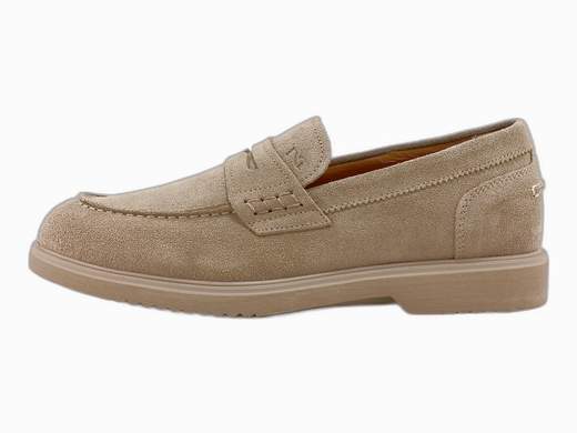 Mocassini uomo in pelle scamosciata NeroGiardini: stile casual chic e comfort top. Perfetti per lavoro o serate. Scoprili subito!<br /><br />Mocassini uomo NeroGiardini E500600U: eleganza disinvolta con un tocco di classe. <br />Realizzati in pelle scamosciata e foderati interamente in pelle, garantiscono comfort grazie al sottopiede imbottito. <br />Il design college con mascherina penny loafer aggiunge carattere, mentre la suola in gomma antiscivolo con tacco da 2,5 cm ti assicura stabilità in ogni occasione. <br />Perfetti per il lavoro, le uscite serali o gli eventi in cui vuoi fare centro senza rinunciare alla comodità. Provali ora!