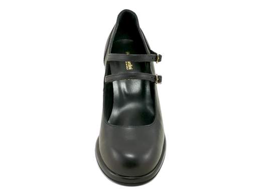 Décolleté NeroGiardini I514320D in pelle con doppi cinturini dorati e tacco a blocco 7,5 cm. Eleganti, comode e 100% Made in Italy.<br /><br />Le décolleté NeroGiardini I514320D sono il mix perfetto tra fascino e comfort: eleganti sì, ma senza sacrifici per i tuoi piedi. Realizzate interamente in morbida pelle, sfoggiano due cinturini regolabili con fibbie dorate che regalano un tocco raffinato e assicurano una calzata stabile e precisa.<br /><br />Il sottopiede in pelle imbottito con memory foam coccola ogni passo, mentre il tacco a blocco da 7,5 cm con un plateau di 1 cm dona slancio e sicurezza anche dopo ore di utilizzo. La suola in gomma antiscivolo completa un modello pensato per affrontare la giornata (e la serata) con stile.<br /><br />Ideali per l’ufficio, un aperitivo o una cena elegante: un vero passe-partout per chi ama la moda senza rinunciare alla comodità.<br />Ovviamente Made in Italy — perché l’eleganza vera inizia dai dettagli.<br /><br />Ti va di brillare con classe? Queste décolleté sono pronte a farlo con te.