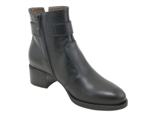 Scopri i Tronchetti Donna NeroGiardini I411270D in pelle con cinturino e accessorio metal, eleganti e pratici con tacco 4 cm. Acquista ora su Laporta Calzature! <br /><br />I Tronchetti Donna NeroGiardini I411270D, disponibili su Laporta Calzature, sono l’essenza del glamour pratico, perfetti per accompagnarti in ogni occasione. <br />Realizzati interamente in pelle di qualità, questi tronchetti sfoggiano un elegante cinturino alla caviglia impreziosito da un raffinato accessorio metallico. <br />La chiusura con zip laterale è pensata per chi vuole uscire di casa con stile... ma senza perdere tempo! <br />Il sottopiede estraibile DryGo non solo offre comfort, ma mantiene i tuoi piedi freschi assorbendo l’umidità. <br />La suola in gomma antiscivolo e il tacco di 4 cm ti garantiscono stabilità e comodità per tutto il giorno. <br />Scegli praticità, raffinatezza e un pizzico di grinta: acquista ora su Laporta Calzature e porta il tuo outfit al livello successivo!