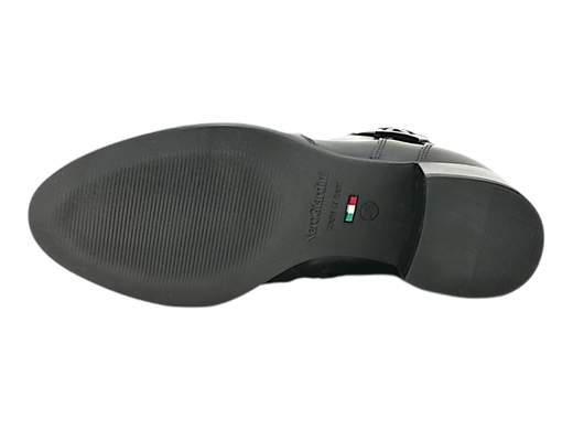 Scopri l'eleganza senza tempo con il tronchetto da donna NeroGiardini I308232D. Realizzato interamente in pelle e impreziosito da un raffinato accessorio metal, questo tronchetto è il perfetto connubio tra stile e comfort. Il sottopiede in pelle estraibile DryGo assorbe l'umidità, garantendo comfort e benessere ad ogni passo. La suola in gomma offre una presa sicura, mentre il tacco comodo alto 4 cm aggiunge un tocco di sofisticatezza. Questo tronchetto Made in Italy è la scelta ideale per una donna moderna e raffinata. Acquista ora e vivi l'autentica bellezza italiana.