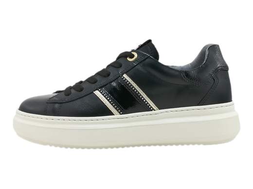 Scopri l'eccellenza italiana con la sneaker da donna NeroGiardini I308430D. Realizzata interamente in pelle con inserto vernice, presenta un particolare accessorio strass per un tocco di stile. Il sottopiede in pelle estraibile DryGo assorbe l'umidità, garantendo comfort e benessere durante tutto il giorno. Con un moderno fondo platform alto 4 cm, questa sneaker unisce moda e funzionalità per un look irresistibile. Prova l'arte artigianale italiana ad ogni passo. Acquista ora e vivi l'eleganza Made in Italy.