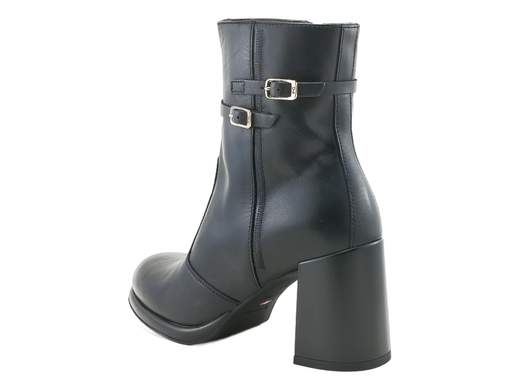 Tronchetti NeroGiardini in pelle nera con cinturini dorati e tacco 7,5 cm. Eleganti, comodi e grintosi per ufficio e sera. Made in Italy.<br /><br />Questi tronchetti NeroGiardini sanno come farsi notare con eleganza. La pelle liscia nera è arricchita da due sottili cinturini con fibbiette dorate che avvolgono il gambale, regalando un tocco brillante e raffinato senza mai esagerare.<br /><br />All’interno trovi solo comfort: fodera in pelle e sottopiede memory in pelle imbottito, per una calzata piacevole e stabile anche a fine giornata. Il tacco a blocco da 7,5 cm, accompagnato da un plateau di 1 cm, slancia la figura ma resta sorprendentemente comodo grazie anche alla punta arrotondata.<br /><br />La zip laterale interna rende la calzata pratica e veloce, mentre la suola in gomma antiscivolo assicura sicurezza ad ogni passo. Sono tronchetti che sanno essere grintosi e raffinati allo stesso tempo, perfetti per valorizzare look eleganti ma anche outfit più disinvolti.<br /><br />Dall’ufficio alle uscite serali, quando il tacco fa davvero la differenza. Ovviamente Made in Italy.<br /><br />Se cerchi un tronchetto capace di unire stile, personalità e comfort, questo modello ti conquisterà al primo passo.