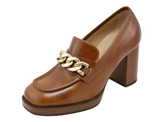Eleva il tuo stile con il mocassino raffinato da donna NeroGiardini I205060D. Realizzato in pregiata pelle con un elegante accessorio catena, questo mocassino offre un tacco a blocco di 8 cm e un plateau da 1 cm per una camminata sicura e comoda. La suola in gomma antiscivolo assicura una stabilità ottimale. Questo capolavoro italiano unisce moda e funzionalità per una calzatura sofisticata adatta a ogni occasione. Scopri l'artigianalità italiana con NeroGiardini.