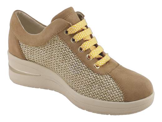 Scarpa stringata da donna Cinzia Soft con tomaia fresca in raffia sand, zeppa di 5 cm e soletta in pelle estraibile per il massimo comfort estivo.