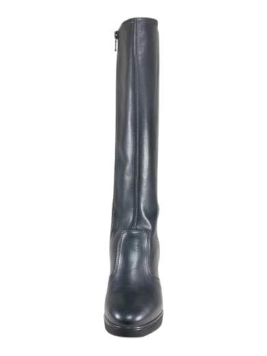Stivali NeroGiardini in pelle nera e tessuto elastico, tacco 7 cm con plateau. Calzata comoda per camminare davvero, stile Made in Italy.<br /><br />Il mix pelle liscia e tessuto elastico sul retro non è solo questione di look: è pensato per accogliere gambe più robuste e rendere la calzata più facile, senza rinunciare a un’estetica pulita e raffinata, tipica del Made in Italy.<br /><br />Il cinturino con accessorio metallico logato alla caviglia aggiunge un dettaglio deciso, mentre la fodera in pelle e il sottopiede imbottito regalano un comfort che si sente già al primo passo. Non è un semplice tacco alto: il blocco da 7 cm è mitigato da un plateau di 1,5 cm, così l’altezza c’è ma il carico sulla pianta diminuisce. Risultato: cammini più a lungo senza sacrificare l’eleganza.<br /><br />La zip laterale interna rende la calzata pratica e veloce, la suola in gomma antiscivolo dà sicurezza anche su superfici scivolose. Sono stivali grintosi e raffinati, perfetti dall’ufficio alle uscite serali, quando vuoi essere elegante ma davvero a tuo agio.<br />Provali: sentirai che il tacco fa la differenza, ma senza fatica.