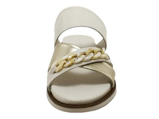 La ciabatta bassa da donna Grunland CI 3164 L6FEBE è un modello elegante e raffinato, perfetto per l'estate. La tomaia è interamente realizzata in pelle bicolore crema e platino, con un accessorio catena in tinta. Il sottopiede è imbottito e la suola è in gomma con tacco di 1 cm.<br />Questa ciabatta è ideale per chi cerca un modello comodo e alla moda da indossare in città, al lavoro o in occasioni speciali. È disponibile in diverse misure, perfetti per ogni piede.