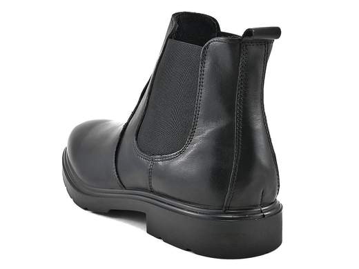 Stivaletto Chelsea uomo in pelle nera elegante e confortevole, con elastici laterali e suola in gomma. Ideale per ufficio e cerimonia.<br /><br />Questo stivaletto Chelsea da uomo in pelle nera rappresenta la sintesi perfetta tra eleganza classica e comfort moderno. La tomaia è realizzata in pelle liscia di alta qualità, con i tradizionali elastici laterali alla caviglia che facilitano la calzata e valorizzano la linea pulita del modello.<br /><br />La fodera interna combina pelle nel gambale e tessuto tecnico traspirante nella pianta, studiato per favorire la dispersione del calore e mantenere il piede asciutto anche dopo molte ore di utilizzo. La soletta estraibile, imbottita e traspirante assicura una sensazione di morbidezza continua e un appoggio confortevole.<br /><br />Nonostante l’estetica formale, la calzata risulta sorprendentemente comoda, rendendo questo Chelsea adatto sia a un utilizzo quotidiano sia alle occasioni più eleganti. La suola in gomma con tacco da 3 cm garantisce stabilità e sicurezza, offrendo un ottimo compromesso tra raffinatezza e praticità nelle stagioni fredde e piovose.<br /><br />Uno stivaletto elegante e versatile, perfetto per cerimonie, ufficio e contesti professionali dove lo stile classico è un requisito essenziale, senza rinunciare al comfort. Qualità e cura artigianale Made in Italy.