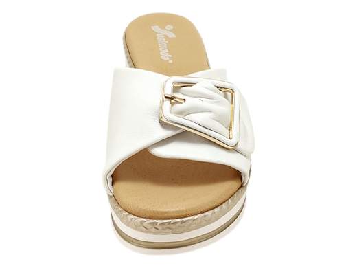 Ciabatte donna Susimoda 1424/12 con fascia regolabile, PIUMA GEL e zeppa da 5 cm. Comfort ed eleganza Made in Italy.<br /><br />Le ciabatte SUSIMODA 1424/12 sono l’incontro perfetto tra comodità e stile, pensate per chi non vuole rinunciare a un tocco elegante anche nei momenti di relax fuori casa. La fascia in morbida pelle è impreziosita da una fibbia dorata funzionale che permette di regolare la calzata in pianta con precisione.<br /><br />Il sottopiede PIUMA GEL in pelle imbottita offre un’ammortizzazione sorprendente ad ogni passo, mentre la zeppa in poliuretano da 5 cm assicura slancio e stabilità senza appesantire.<br /><br />Una scelta ideale per affrontare le giornate con leggerezza e stile, tra passeggiate, commissioni e tempo libero. Ovviamente Made in Italy.<br /><br />Vuoi unire comodità e raffinatezza in una sola calzatura? Questo modello ti aspetta.
