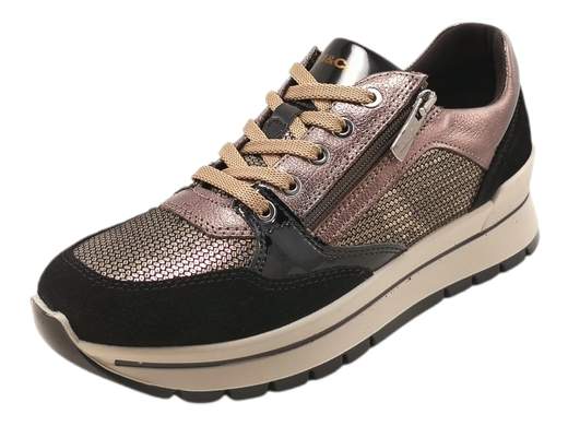 Scopri le Sneakers Donna IGI&CO 6673811 ANIKA in pelle laminata bronzo e camoscio nero, comode e ammortizzate. Acquista ora su Laporta Calzature!<br /><br />Le Sneakers Donna IGI&CO 6673811 ANIKA, disponibili su Laporta Calzature, portano un tocco di eleganza grintosa in un design sportivo che non passa inosservato. <br />Realizzate in pelle laminata bronzo e camoscio nero, con fodera in morbido tessuto tecnico, queste sneakers uniscono stile e comfort come nessun’altra. <br />Il sottopiede estraibile in memory foam è una vera coccola per i piedi, adattandosi a ogni passo. <br />La chiusura con lacci e zip laterale rende la calzata pratica e veloce, ideale per le giornate di corsa. <br />E con un fondo platform ammortizzante di 4,5 cm, avrai altezza e stabilità in ogni occasione. <br />Se cerchi uno stile chic e comfort senza compromessi, acquista ora su Laporta Calzature e rendi ogni passo speciale!