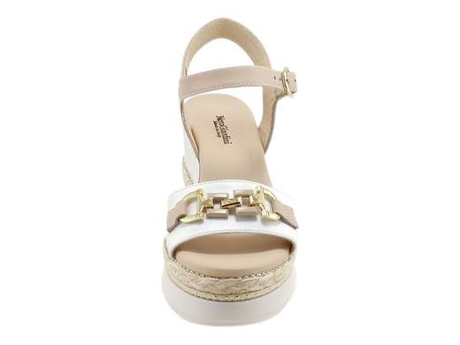 Sandali con zeppa NeroGiardini, bicolore in pelle, accessorio glam e comfort stellare. Eleganza artigianale Made in Italy.<br /><br />Cerchi dei sandali con zeppa alti che siano comodi, stilosi e pronti a seguirti ovunque (anche in quella riunione che non finisce mai)? I *NeroGiardini E513552D* ti aspettano a piè fermo.<br /><br />La tomaia bicolore in pelle, raffinata e grintosa, è impreziosita da un accessorio metallico chic sulla fascia, mentre il cinturino alla caviglia regolabile con fibbia assicura una calzata precisa, tipo abbraccio (ma fashion).<br /><br />Il sottopiede in pelle super imbottito è pensato per chi ama i tacchi ma non i dolori, e la zeppa di 8 cm in gomma con inserto in rafia e mini borchie aggiunge quel tocco di stile che grida "estate italiana" da ogni angolazione.<br /><br />Perfetti come sandali estivi da donna eleganti, ma anche ideali per look casual chic, questi gioielli artigianali *Made in Italy* sono la combo perfetta tra comfort, design e personalità. Chi ha detto che la comodità non può brillare?