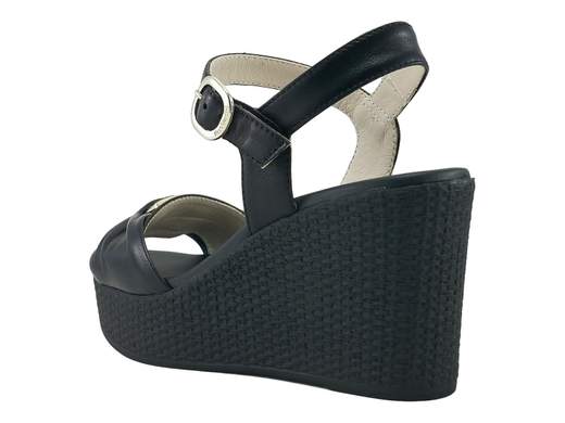 Sandalo donna NeroGiardini in nappa nera con zeppa 8 cm, dettagli gioiello dorati e sottopiede memory imbottito per massimo comfort e stile urban raffinato.