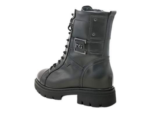 Esplora lo stile audace degli anfibi da donna NeroGiardini I309062D. Questi anfibi sono l'emblema dell'eleganza ribelle, con pelle di alta qualità abbellita da accessori metal distintivi. La combinazione di ampia allacciatura e zip laterale offre un look sofisticato e pratico. Con il plantare imbottito in morbida pelle, potrai affrontare la giornata con il massimo comfort. La suola in gomma carrarmato, con il suo tacco a blocco di 4 cm, conferisce una presenza decisa e offre un'aderenza eccezionale su varie superfici. Afferra la grinta e l'artigianalità italiana con questi anfibi che uniscono stile e praticità.