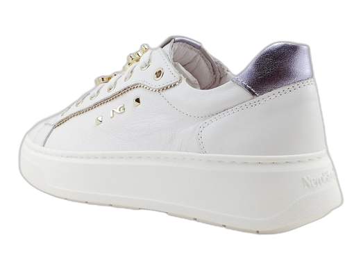 Sneakers NeroGiardini E513060D in pelle bianca con charms dorati removibili, sottopiede DryGo estraibile e platform 4,5 cm. Comode e Made in Italy!<br /><br />Le NeroGiardini E513060D sono le sneakers che mettono il buonumore ai tuoi piedi! <br />Realizzate interamente in morbida pelle bianca, sono impreziosite da un trio di charm dorati e brillanti (una tartaruga, un quadrifoglio e una coccinella portafortuna) — tutti removibili, ovviamente, per adattarsi al tuo umore o al tuo outfit. <br />Foderate in pelle e dotate di sottopiede estraibile DryGo, assicurano freschezza e comfort per tutto il giorno. <br />Il platform in gomma da 4,5 cm ti solleva con grinta… ma senza far perdere il contatto con lo stile. <br />Le trovi su Laporta Calzature. Dai, fai un passo fortunato!