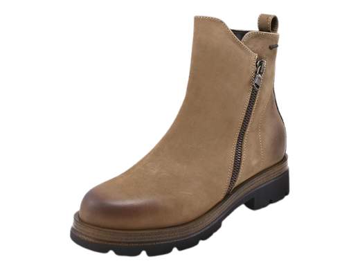 Scopri gli Stivaletti Donna IGI&CO 6686211 in nabuk Taupe effetto vintage con doppia zip e suola carrarmato. Eleganti e pratici, acquistali ora su Laporta Calzature! <br /><br />Gli Stivaletti Donna IGI&CO 6686211, disponibili su Laporta Calzature, sono la scelta ideale per chi cerca uno stile raffinato con un pizzico di grinta. Realizzati interamente in pelle nabuk color Taupe con un elegante effetto vintage, questi stivaletti aggiungono un tocco distintivo a ogni outfit. <br />La doppia zip laterale, di cui una funzionale, rende la calzata comoda e pratica, perché anche i dettagli contano! <br />Il sottopiede imbottito in pelle garantisce comfort per tutto il giorno, mentre la robusta suola carrarmato con tacco a blocco di 3 cm unisce stabilità e carattere. <br />Perfetti per un look da ufficio o una serata rilassata con gli amici. <br />Non rinunciare allo stile e alla praticità: acquista ora su Laporta Calzature e cammina con classe!