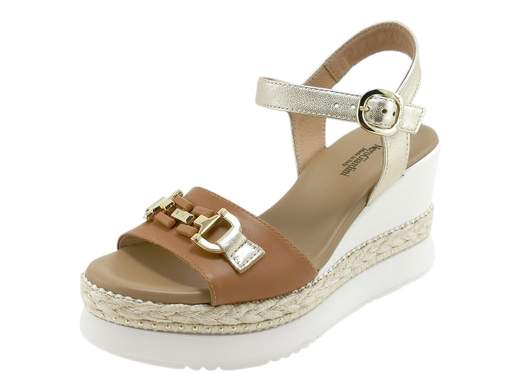 Sandali con zeppa NeroGiardini, bicolore in pelle, accessorio glam e comfort stellare. Eleganza artigianale Made in Italy.<br /><br />Cerchi dei sandali con zeppa alti che siano comodi, stilosi e pronti a seguirti ovunque (anche in quella riunione che non finisce mai)? I *NeroGiardini E513552D* ti aspettano a piè fermo.<br /><br />La tomaia bicolore in pelle, raffinata e grintosa, è impreziosita da un accessorio metallico chic sulla fascia, mentre il cinturino alla caviglia regolabile con fibbia assicura una calzata precisa, tipo abbraccio (ma fashion).<br /><br />Il sottopiede in pelle super imbottito è pensato per chi ama i tacchi ma non i dolori, e la zeppa di 8 cm in gomma con inserto in rafia e mini borchie aggiunge quel tocco di stile che grida "estate italiana" da ogni angolazione.<br /><br />Perfetti come sandali estivi da donna eleganti, ma anche ideali per look casual chic, questi gioielli artigianali *Made in Italy* sono la combo perfetta tra comfort, design e personalità. Chi ha detto che la comodità non può brillare?