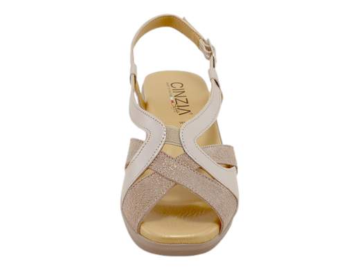 Sandali donna CINZIA Soft con zeppa 4,5 cm, pelle laminata e camoscio brillante. Eleganza e comfort in ogni passo. Scoprili ora!<br /><br />Sandali classici donna CINZIA Soft IO173690C.<br />Eleganza e comodità si fondono in questo modello con zeppa, perfetto per chi non vuole rinunciare allo stile anche nelle giornate più intense.<br /><br />La tomaia in morbida pelle laminata e camoscio puntinato brillante aggiunge un tocco raffinato, mentre l’elastico sul collo del piede garantisce una calzata ideale anche per chi ha un collo alto o esigenze particolari.<br /><br />Il plantare in pelle è imbottito e leggermente anatomico, studiato per offrire un comfort superiore. La zeppa di 4,5 cm assicura stabilità e leggerezza, rendendo questi sandali compagni ideali dalla mattina alla sera.<br /><br />Perfetti per occasioni speciali, per l’uso quotidiano e per tutte quelle volte in cui desideri coniugare praticità e stile. Non lasciarteli sfuggire, provali subito!