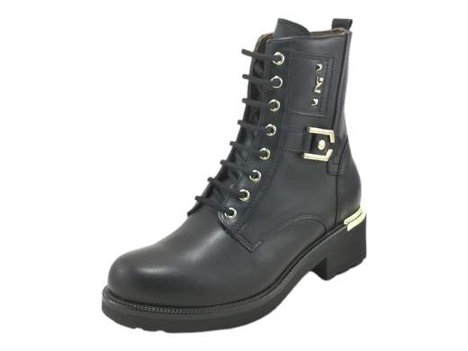 Scopri gli Anfibi Donna NeroGiardini I411881D in pelle nera con dettagli dorati, suola carrarmato e zip. Grintosi e chic, ideali per ogni occasione. Acquista ora! <br /><br />Gli Anfibi Donna NeroGiardini I411881D, disponibili su Laporta Calzature, sono il connubio perfetto tra stile deciso e raffinatezza Made in Italy. <br />Realizzati interamente in pelle nera di alta qualità, questi anfibi combinano la doppia chiusura con lacci e zip laterale per una calzata pratica e sicura. <br />La suola in gomma carrarmato aggiunge grinta e stabilità, mentre i dettagli in metallo dorato donano un tocco di luminosità glamour al design. <br />Il sottopiede imbottito in pelle offre comfort anche nelle giornate più fredde, rendendoli ideali per un outfit urban style che si adatta a ogni occasione. <br />Vuoi affrontare l’inverno con grinta e stile? Acquista ora su Laporta Calzature e rendi ogni passo indimenticabile!