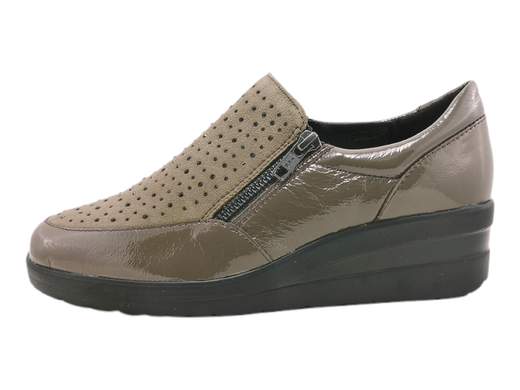 Scopri le Sneakers Donna Susimoda 93100/122 in pelle scamosciata con strass e doppia zip, eleganti e comode. Acquista ora su Laporta Calzature!<br /><br />Le Sneakers Donna Susimoda 93100/122, disponibili su Laporta Calzature, sono la scelta ideale per chi cerca un look classico con un tocco di brillantezza. <br />Realizzate in morbida pelle scamosciata impreziosita da strass in tinta e dettagli in vernice, queste sneakers aggiungono eleganza senza perdere in praticità. <br />La doppia zip laterale rende la calzata semplicissima, perfetta per chi ha sempre fretta ma non rinuncia allo stile! <br />Il sottopiede estraibile, soffice e imbottito, coccola il piede ad ogni passo, mentre il fondo zeppa in poliuretano leggero e flessibile di 4,5 cm dona un comodo slancio. <br />Porta praticità e raffinatezza nelle tue giornate: acquista ora su Laporta Calzature e dai luce al tuo passo!