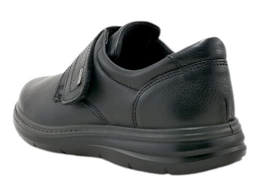 Eleva il tuo stile con il mocassino da uomo ENVAL Soft 6710200 Belfast. <br />Realizzato in pregiata e morbida pelle nappa nera, questo mocassino offre una calzata ampia e una regolazione comoda a strappo. <br />Il plantare estraibile Memory Foam in pelle assicura un comfort personalizzato per tutta la giornata. <br />La suola in poliuretano leggero, antiscivolo e ammortizzante, garantisce una passeggiata sicura e senza sforzo. <br />Scegli l'eccellenza Made in Italy per un tocco di classe ad ogni passo.