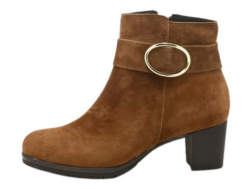 Scopri i Tronchetti Donna Susimoda 84210/81 in camoscio con cinturino e accessorio metal, comodi ed eleganti con tacco a blocco di 5,5 cm. Acquista ora! <br /><br />I Tronchetti Donna Susimoda 84210/81, disponibili su Laporta Calzature, uniscono comfort e stile in un design raffinato e versatile. <br />Realizzati in camoscio invernale di qualità, questi tronchetti sono impreziositi da un elegante cinturino alla caviglia con un grazioso accessorio metal, che aggiunge un tocco di classe. <br />La pratica zip laterale consente una calzata rapida e senza sforzo, ideale per le giornate piene ma sempre all'insegna dell'eleganza. <br />Il sottopiede imbottito in pelle assicura un comfort duraturo, mentre la suola in gomma antiscivolo e il tacco a blocco di 5,5 cm offrono stabilità e un pizzico di altezza. <br />Perfetti per un outfit da ufficio o per una serata spensierata con gli amici. <br />Scegli raffinatezza e praticità: acquista ora su Laporta Calzature e rendi unico ogni passo!