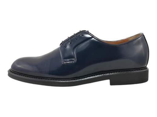 Stringata uomo classica NeroGiardini in pelle spazzolata, ideale per abito da cerimonia o ufficio formale con suola in gomma comfort e punta arrotondata. Prodotto Made in Italy.