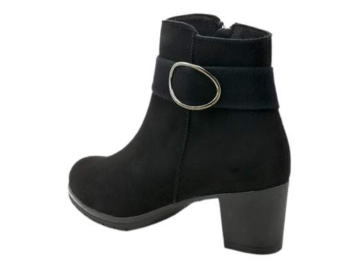 Scopri i Tronchetti Donna Susimoda 84210/81 in camoscio con cinturino e accessorio metal, comodi ed eleganti con tacco a blocco di 5,5 cm. Acquista ora! <br /><br />I Tronchetti Donna Susimoda 84210/81, disponibili su Laporta Calzature, uniscono comfort e stile in un design raffinato e versatile. <br />Realizzati in camoscio invernale di qualità, questi tronchetti sono impreziositi da un elegante cinturino alla caviglia con un grazioso accessorio metal, che aggiunge un tocco di classe. <br />La pratica zip laterale consente una calzata rapida e senza sforzo, ideale per le giornate piene ma sempre all'insegna dell'eleganza. <br />Il sottopiede imbottito in pelle assicura un comfort duraturo, mentre la suola in gomma antiscivolo e il tacco a blocco di 5,5 cm offrono stabilità e un pizzico di altezza. <br />Perfetti per un outfit da ufficio o per una serata spensierata con gli amici. <br />Scegli raffinatezza e praticità: acquista ora su Laporta Calzature e rendi unico ogni passo!
