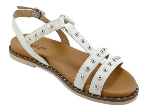 Sandali bassi NeroGiardini con borchie glam e fussbett imbottito. Sportivi, grintosi e comodissimi. Stile Made in Italy ai tuoi piedi!<br /><br />Se cerchi sandali bassi da donna che siano comodi ma con grinta da vendere, i *NeroGiardini E513480D* sono la risposta fashion ai tuoi desideri (e ai tuoi piedi stanchi).<br /><br />Dallo stile sportivo con una bella inclinazione glam, questi sandali “a ragnetto” in vera pelle non passano certo inosservati grazie alle borchie in acciaio lucido—piccole, ma toste, come te.<br /><br />Il cinturino alla caviglia con fibbia regolabile assicura una calzata perfetta, mentre il fussbett in pelle (aka sottopiede) è così imbottito e sagomato che potresti scordarti di averli indosso. Il fondo piatto in gomma antiscivolo è flessibile e sicuro, anche nelle giornate più agitate.<br /><br />Ideali per chi ama camminare tanto senza rinunciare allo stile, per look casual con quel tocco di rock, o per outfit estivi da urlo.<br />Sono versatili, comodi, stilosi—e, ovviamente, artigianali e Made in Italy.