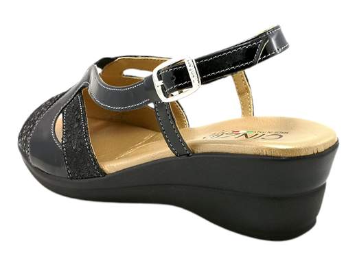 Scopri i Sandali CINZIA Soft IO173690B 002 in camoscio lucido e vernice, comodi e regolabili, su Laporta Calzature. Acquista ora!<br /><br />I Sandali CINZIA Soft IO173690B 002, disponibili su Laporta Calzature, sono progettati per offrire stile e comfort anche ai piedi più esigenti. <br />La tomaia intrecciata in camoscio lucido e vernice si adatta perfettamente alla forma del piede, offrendo una calzata generosa e confortevole. Il cinturino posteriore con fibbia ed elastico assicura una regolazione ottimale, mentre il fondo zeppa di 4,5 cm fornisce un supporto confortevole senza rinunciare all’eleganza. Il sottopiede anatomico imbottito in pelle garantisce stabilità e comfort per tutta la giornata. <br />Realizzati con la maestria del Made in Italy, questi sandali uniscono qualità e stile. <br />Aggiungi un tocco di eleganza al tuo look, acquista ora su Laporta Calzature!