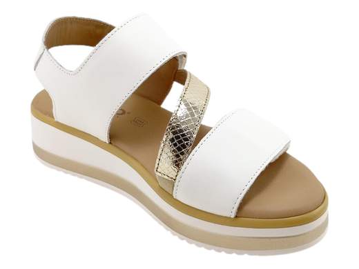 Sandali zeppa IGI&CO Patricia 7687622 con doppio strappo e zeppa da 4 cm. Leggeri, comodi, perfetti ogni giorno. Made in Italy.<br /><br />Chi ha detto che la comodità non può brillare? I sandali zeppa IGI&CO 7687622 Patricia mixano praticità e stile con un tocco dorato che non passa inosservato.<br /><br />Due fasce in pelle regolabili a strappo (ciao comfort personalizzato!) decorate da un accessorio raffinato con inserto dorato per un tocco glam, anche nei look più easy.<br /><br />Il sottopiede in pelle super imbottito è il tuo alleato contro la stanchezza, mentre la zeppa bicolore da 4 cm ti regala quel mini slancio che fa la differenza. E la suola in poliuretano antiscivolo? Leggerissima e sicura, ovunque tu vada.<br /><br />Perfetti per l’outfit giornaliero, la passeggiata in centro o la vacanza. Con loro, il comfort Made in Italy non ha rivali.