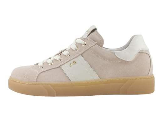 Scarpa sportiva donna NeroGiardini in pelle scamosciata color femme con suola platform miele e plantare traspirante memory foam per un comfort urbano superiore.