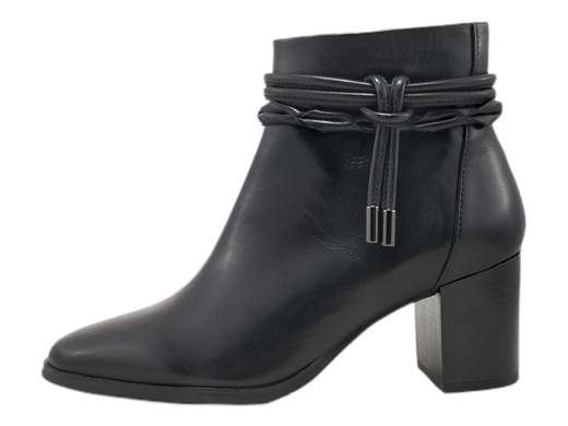 Scopri l'eleganza senza tempo con il tronchetto da donna Cinzia Soft ZA004. Realizzato in pregiata pelle nera e foderato con velluto caldo, questo tronchetto unisce stile e comfort. Il sottopiede imbottito assicura una piacevole sensazione al tatto mentre l'accessorio in pelle tubolare aggiunge un tocco di raffinatezza. La suola in gomma antiscivolo offre sicurezza ad ogni passo, completando il tacco comodo da 6,5 cm per un'eleganza senza compromessi. Rendi unico il tuo stile con il tronchetto Cinzia Soft ZA004, un'ode alla classe e al comfort.