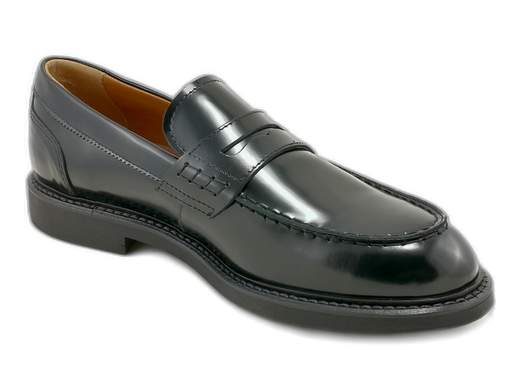 Elegante mocassino da uomo NeroGiardini in pelle semi lucida con suola in gomma e sottopiede imbottito, ideale per cerimonia e abbigliamento formale Made in Italy.