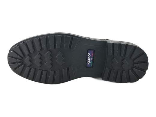 Stivaletti uomo impermeabili in nabuk con GORE-TEX, caldi e traspiranti, ideali per inverno, pioggia e uso quotidiano.<br /><br />Questi stivaletti da uomo uniscono l’eleganza pulita di un Chelsea alla funzionalità tecnica di un anfibio invernale, risultando estremamente versatili e affidabili. La tomaia è realizzata in nabuk ingrassato color Testa di Moro, trattato per respingere l’acqua, mentre la fodera in GORE-TEX garantisce una protezione totale dall’umidità: l’acqua non entra, ma il piede resta asciutto e traspirante anche dopo molte ore.<br /><br />Esternamente presentano il classico elastico laterale, ma sono arricchiti da una zip interna che rende la calzata più rapida e pratica, senza compromettere la linea elegante. La soletta in pelle imbottita, estraibile e traspirante migliora ulteriormente il comfort, offrendo sostegno e benessere continuo durante l’uso quotidiano.<br /><br />Il fondo in poliuretano isolante, leggero e flessibile, è dotato di un leggero carrarmato e di un tacco da 3 cm, studiato per garantire stabilità e sicurezza anche su superfici bagnate o scivolose. La calzata è comoda e bilanciata, ideale per affrontare inverno, pioggia e giornate fredde senza rinunciare allo stile.<br /><br />Un Chelsea solo all’apparenza, ma con anima tecnica e spirito urbano, perfetto per il lavoro, gli spostamenti quotidiani e le uscite serali. Sceglilo se cerchi uno stivaletto elegante, impermeabile e pronto a tutto.