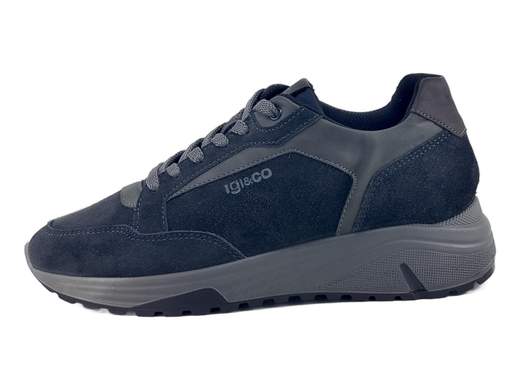 Sneakers uomo in pelle scamosciata bicolore, leggere e ammortizzate, ideali per camminare a lungo con comfort quotidiano.<br /><br />Queste sneakers da uomo combinano stile urbano raffinato e comfort avanzato, risultando perfette per un utilizzo quotidiano e prolungato. La tomaia è realizzata in pelle scamosciata bicolore blu notte con inserto grigio, una combinazione elegante e versatile che si adatta facilmente sia a look casual sia a outfit più curati.<br /><br />La calzata è comoda e ben bilanciata, studiata per accompagnare il piede durante tutta la giornata. La soletta estraibile in pelle memory foam, traspirante e ammortizzata, assicura un appoggio morbido e confortevole, riducendo l’affaticamento anche dopo molte ore di utilizzo.<br /><br />La chiusura con lacci a 6 fori permette una regolazione precisa e personalizzata, garantendo stabilità e adattabilità a ogni tipo di piede. Il vero punto di forza è il fondo running in poliuretano alto 4 cm, leggero e flessibile, progettato per offrire ottimo assorbimento degli urti. La sua forma sportiva favorisce una naturale proiezione del peso in avanti, rendendo queste sneakers particolarmente indicate per lunghe camminate e utilizzo continuo.<br /><br />Ideali per il tempo libero, il lavoro informale e la vita urbana, rappresentano una scelta affidabile per chi cerca comfort, leggerezza e stile Made in Italy in un’unica calzatura.