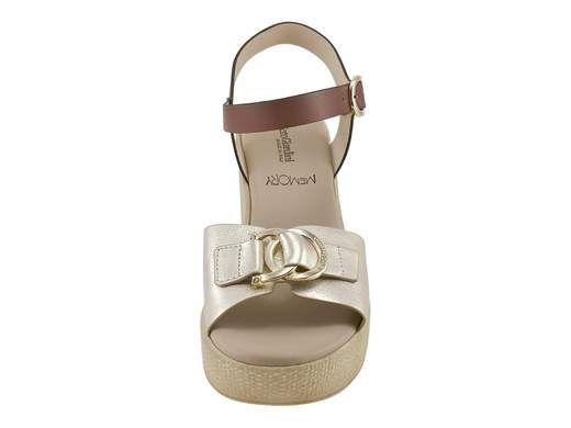 Sandalo donna NeroGiardini in pelle con tacco largo 9cm, plateau 3cm e accessorio dorato, disponibile nelle varianti miele/cuoio e bianco/cipria con sottopiede memory.