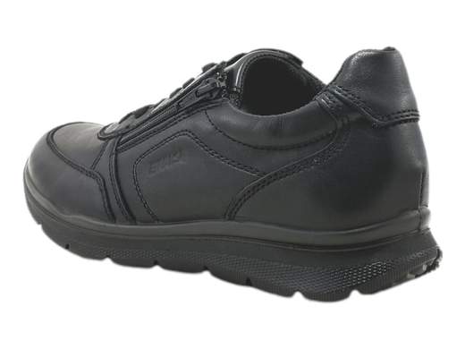 Sneakers in pelle nera con zip laterale, soletta memory foam e suola ammortizzata. Comode per camminare a lungo, ideali anche per ufficio.<br /><br />Queste sneakers sono realizzate in pelle nera, una scelta elegante e versatile, perfetta per un utilizzo quotidiano anche in contesti lavorativi. La fodera traspirante aiuta a mantenere il piede asciutto e confortevole per tutta la giornata.<br /><br />La calzata è davvero comoda e stabile, grazie alla soletta estraibile in pelle memory foam, che ammortizza l’impatto al suolo e garantisce comfort anche durante un utilizzo prolungato. La doppia chiusura con lacci a 6 fori e zip laterale consente una regolazione precisa del piede e una calzata rapida, pratica e sicura.<br /><br />Il fondo platform in poliuretano da 3,5 cm è leggero, flessibile e ammortizzante: accompagna il passo in modo naturale e rende queste sneakers ideali per lunghe camminate, spostamenti urbani e giornate intense tra lavoro e tempo libero.<br /><br />Una sneaker pensata per chi cerca comfort reale, praticità quotidiana e uno stile pulito e moderno, senza rinunciare alla qualità artigianale italiana.<br /><br />Aggiungile ora al carrello e affronta ogni giornata con il massimo comfort e uno stile sempre curato.