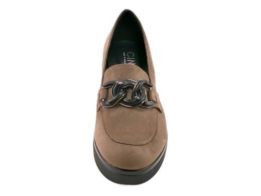 Mocassini con zeppa Cinzia Soft: eleganza e comfort Made in Italy per look raffinati da mattina a sera.<br /><br />Quando la comodità incontra il buon gusto, ecco i mocassini con zeppa Cinzia Soft DM125058. Realizzati in morbido camoscio sintetico color fango, si distinguono per l’ampio accessorio a catena che dona un tocco chic e deciso.<br /><br />Gli elastici laterali rendono la calzata pratica e confortevole, mentre il sottopiede in pelle imbottito coccola ogni passo. La zeppa da 6 cm in gomma antiscivolo garantisce stabilità e slancio, senza rinunciare all’eleganza.<br /><br />Perfetti per dare un twist sofisticato ai tuoi outfit da ufficio o per le serate più ricercate. Ovviamente Made in Italy.<br /><br />Lasciati conquistare dal comfort raffinato di Cinzia Soft e aggiungili subito al carrello!