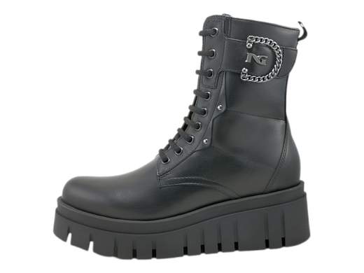 Scopri gli Anfibi Donna NeroGiardini I411920D in pelle nera con suola platform carrarmato e dettagli rock. Grintosi e glam, acquistali ora su Laporta Calzature! <br /><br />Gli Anfibi Donna NeroGiardini I411920D, disponibili su Laporta Calzature, sono un concentrato di stile rock e praticità Made in Italy. <br />Realizzati interamente in pelle nera di alta qualità, si distinguono per la doppia chiusura con lacci e zip laterale, che rende la calzata rapida e confortevole. <br />Il sottopiede imbottito in pelle assicura comfort duraturo, mentre la suola platform carrarmato di 5,5 cm aggiunge grinta al look, regalandoti altezza e stabilità. <br />Il dettaglio in metallo brunito è il tocco finale che dona un’aura rock e glam, perfetta per un outfit urban style che ti accompagna con classe anche nelle giornate più fredde. <br />Vuoi un look deciso e versatile? Acquista ora su Laporta Calzature e fai ogni passo con carattere!