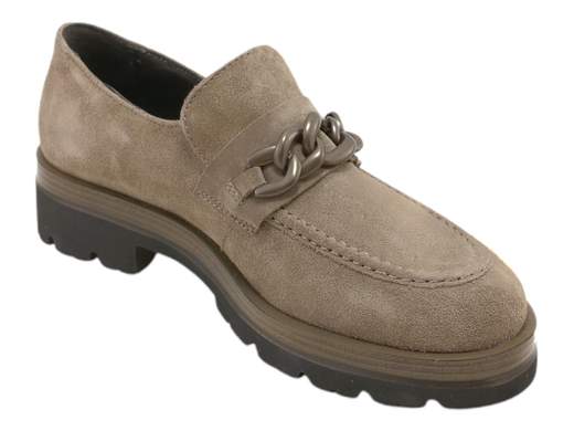 Scopri i Mocassini Donna IGI&CO 6686033 in pelle scamosciata con accessorio a catena e fondo carrarmato, comodi e versatili, su Laporta Calzature. Acquista ora!<br /><br />I Mocassini Donna IGI&CO 6686033, disponibili su Laporta Calzature, sono il mix perfetto tra eleganza e grinta. <br />Realizzati in morbida pelle scamosciata e con fodera in pelle, questi mocassini aggiungono un tocco glam con l'accattivante accessorio a catena, che non passerà inosservato. <br />Il plantare imbottito garantisce un comfort da sogno, mentre il fondo carrarmato in poliuretano leggero con tacco a blocco da 3 cm ti dà la giusta altezza senza sacrificare la comodità. <br />Versatili come pochi, questi mocassini sono perfetti tanto per una giornata in ufficio quanto per un look sportivo, con quel pizzico di carattere in più! <br />Se cerchi stile e comfort, non aspettare: acquista ora su Laporta Calzature e cammina con classe!