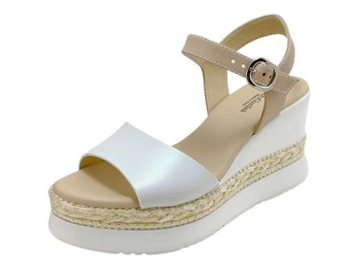 Scopri i Sandali Donna NeroGiardini E410561D in pelle bicolore con zeppa decorata, comodi e trendy, su Laporta Calzature. Acquista ora!<br /><br />I Sandali Donna NeroGiardini E410561D, disponibili su Laporta Calzature, sono il perfetto connubio di stile e comfort. <br />Realizzati in pelle bicolore con fodera in pelle, offrono una calzata piacevole e duratura. <br />Il cinturino alla caviglia assicura una stabilità ottimale, mentre il sottopiede imbottito in pelle aggiunge ulteriore comodità. <br />La zeppa di 8,5 cm, decorata con rafia e borchie, dona un tocco di originalità e garantisce altezza senza sacrificare il comfort. <br />Questi sandali sono un must-have nel guardaroba di ogni donna e incarnano l'eccellenza del Made in Italy. <br />Non perdere l'occasione di aggiungere un tocco di classe al tuo look, acquista ora su Laporta Calzature!