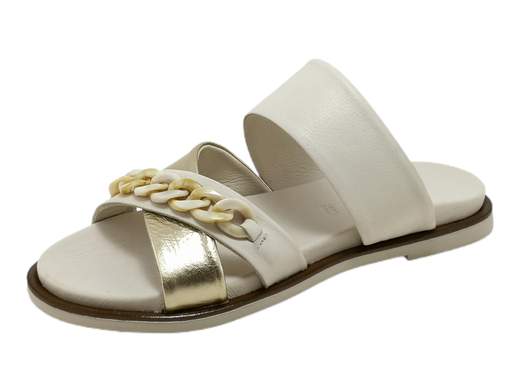 La ciabatta bassa da donna Grunland CI 3164 L6FEBE è un modello elegante e raffinato, perfetto per l'estate. La tomaia è interamente realizzata in pelle bicolore crema e platino, con un accessorio catena in tinta. Il sottopiede è imbottito e la suola è in gomma con tacco di 1 cm.<br />Questa ciabatta è ideale per chi cerca un modello comodo e alla moda da indossare in città, al lavoro o in occasioni speciali. È disponibile in diverse misure, perfetti per ogni piede.